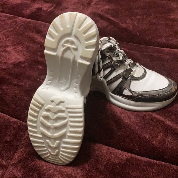 🥰 Too Small 🥰 - Picture 2 of 5